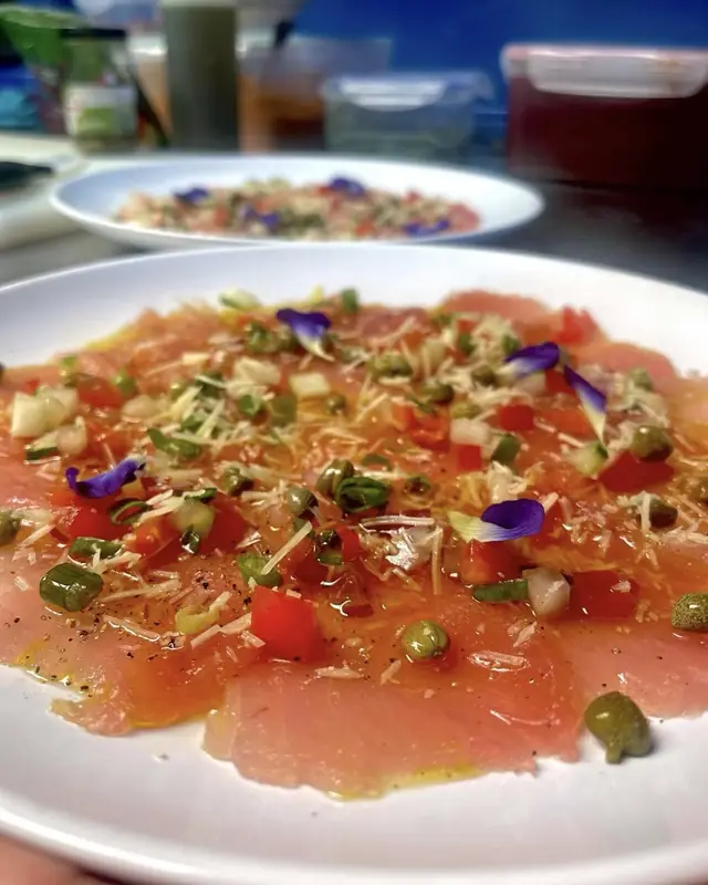 Carpaccio de thon à l'italien : câpres, petits légumes, parmesan et fleurs