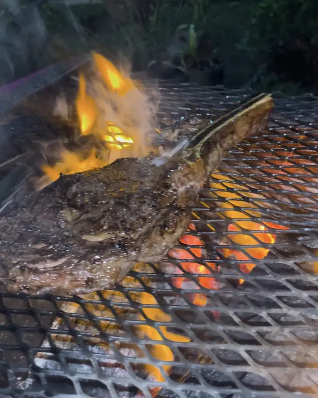 Côte de bœuf saisie sur la braise, dans les flammes